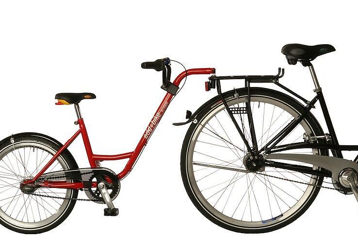 Freisteller eines Nachziehfahrrads für Kinder, das an ein Zugrad eines Erwachsenen angehängt werden kann, das Nachziehrad hat kein Vorderrad